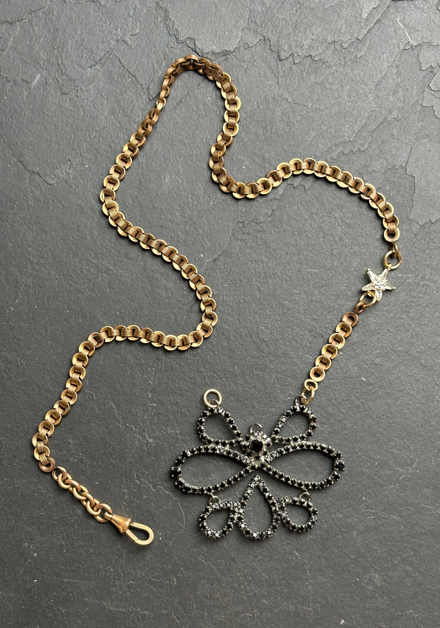 Collier chaîne de montre et noeud en strass noir - blissparis