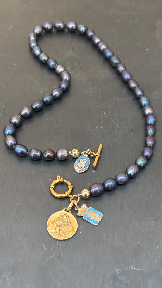 Collier de perles bleues nuit, médaille de St Jean Baptiste, Ste Thérèse et blason Danois