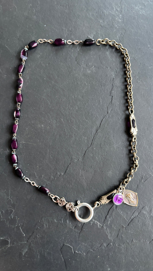 Collier chaîne de montre Art Deco , chapelet violet et médailles - blissparis