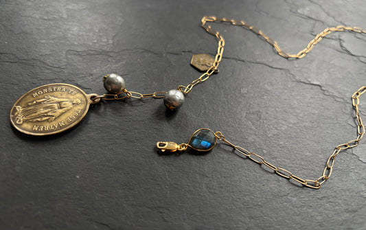 Collier lasso perles grises et médaillon de sainte Marie