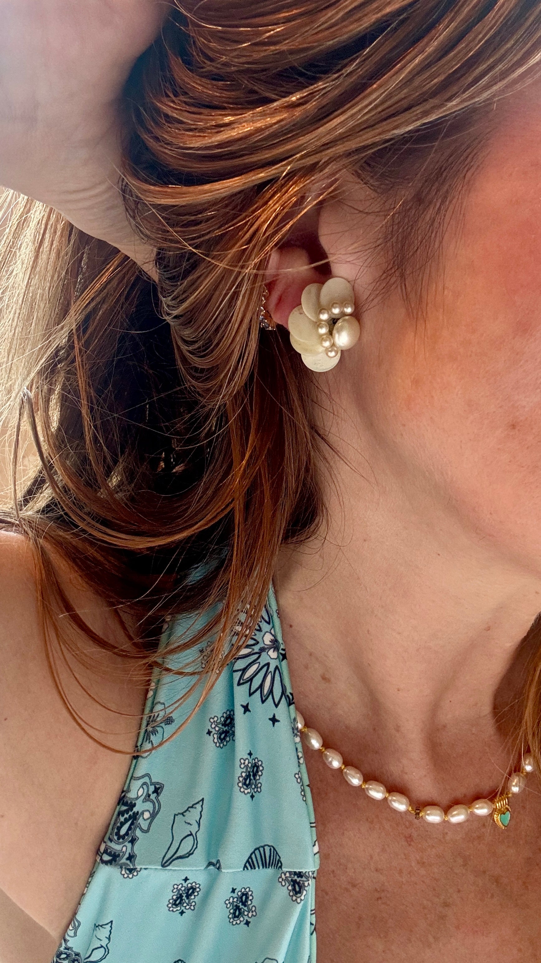 Boucles d'oreilles Clips Fleurs Or jaune 18k avec nacre et rubis brut