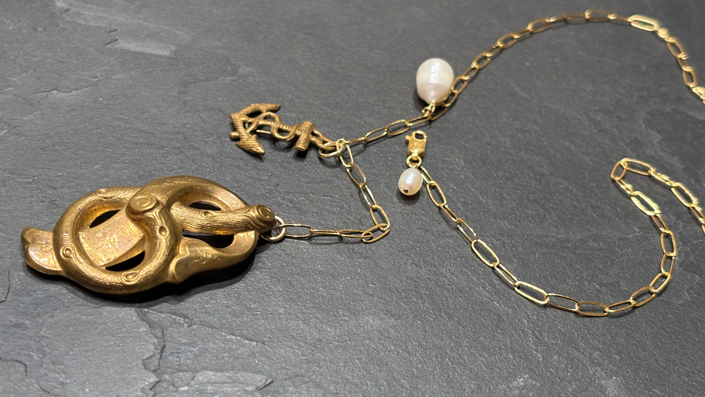 Collier lasso, ancre, perle et motif végétal