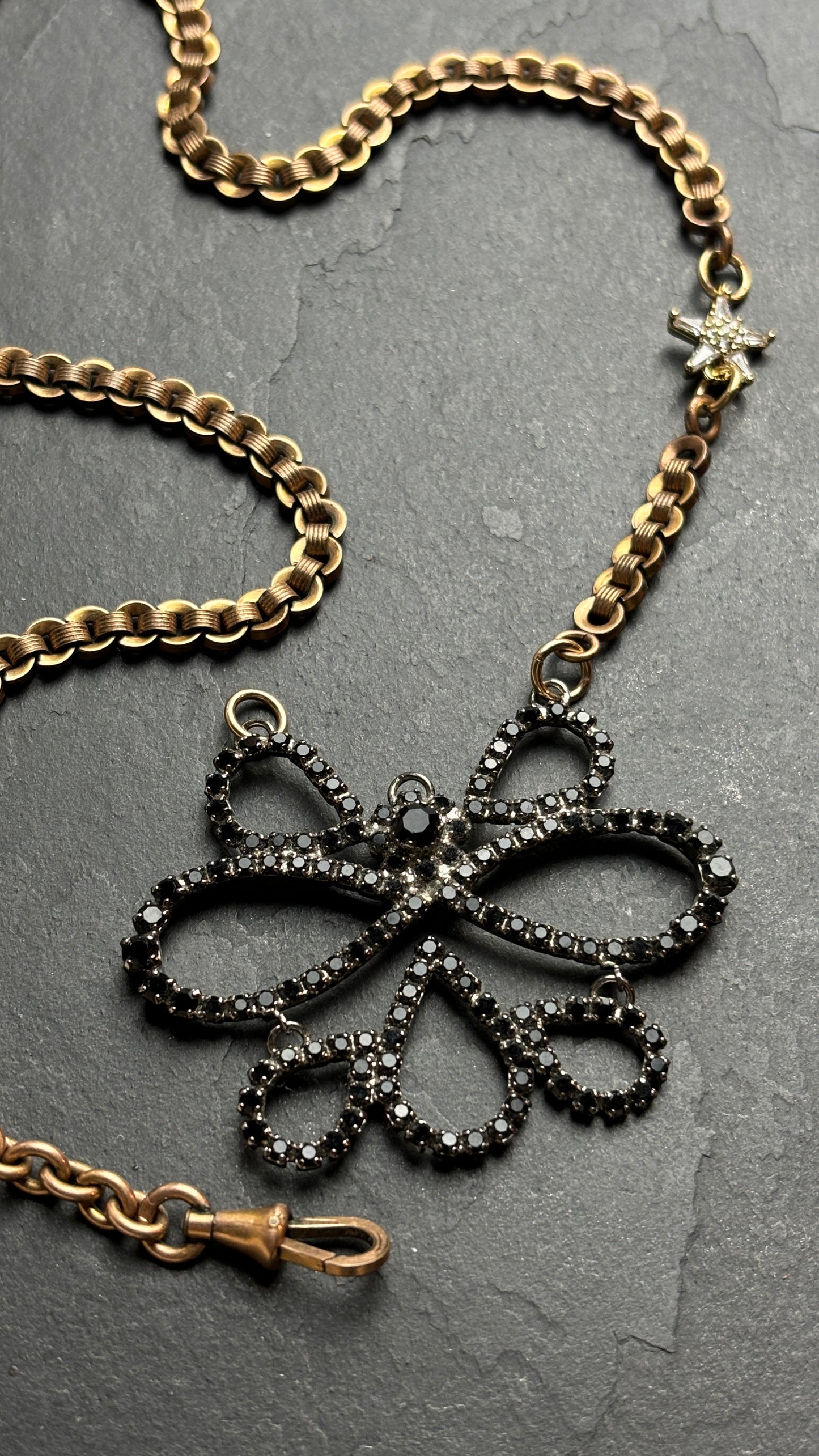 Collier chaîne de montre et noeud en strass noir - blissparis
