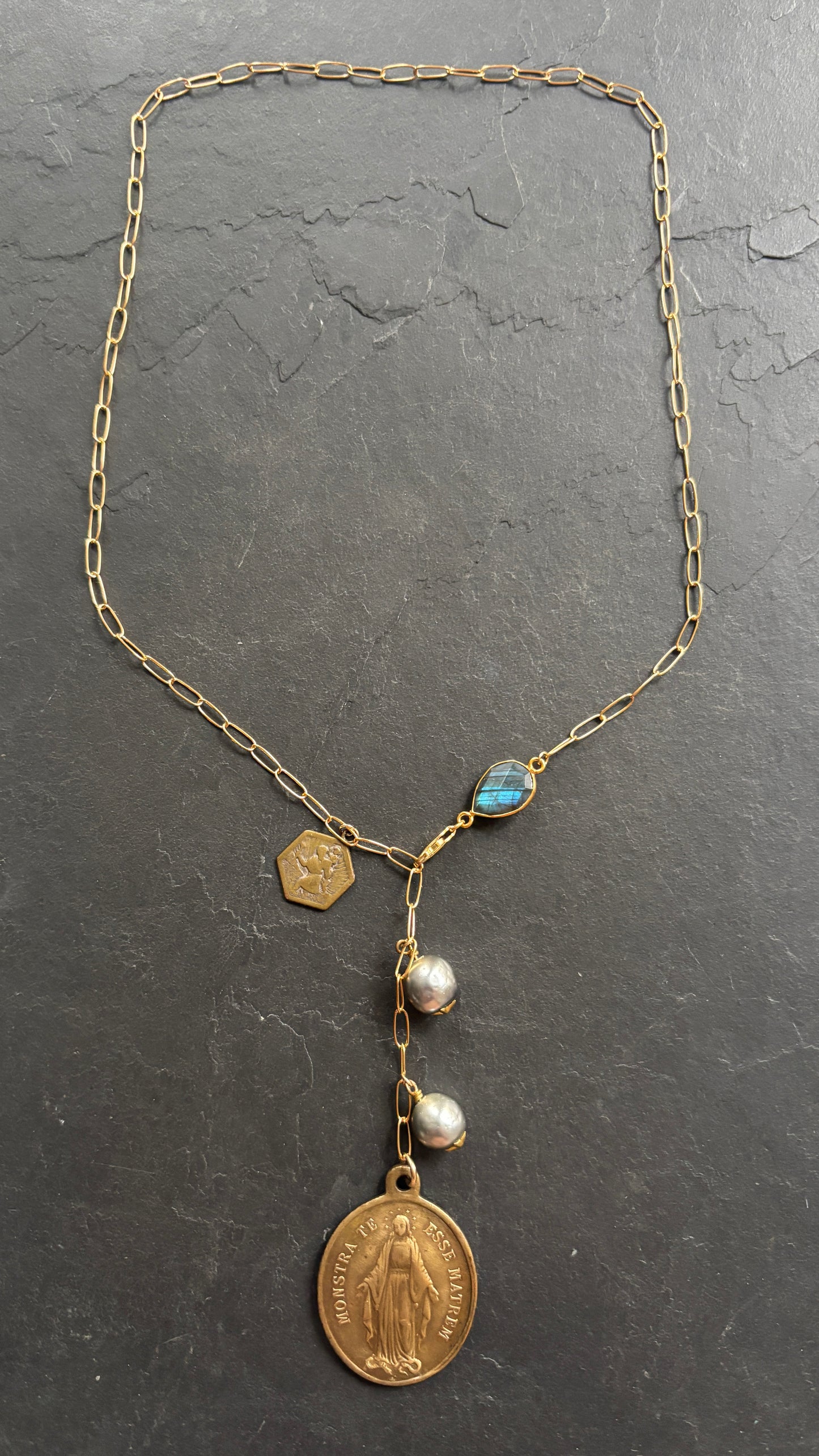 Collier lasso perles grises et médaillon de sainte Marie