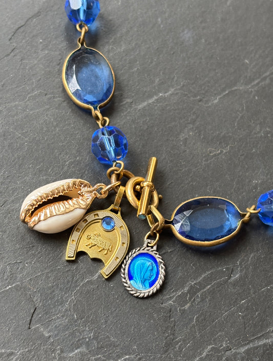 BELIER. Collier en verre bleu, médaille du zodiaque et coquillage. - blissparis