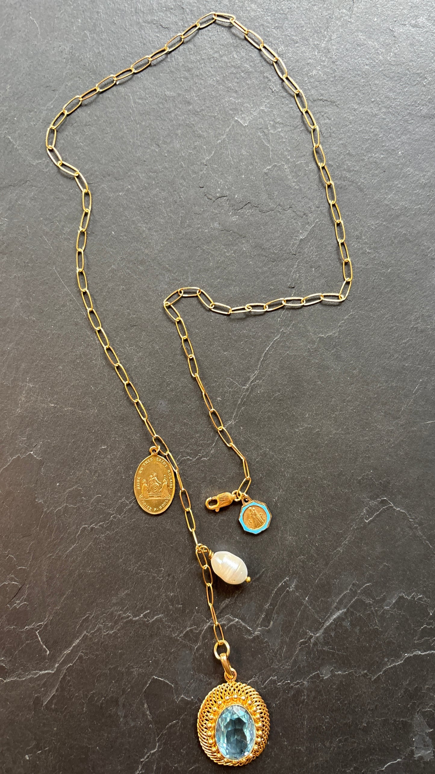 Collier lasso, médaillon en Topaze années 50, Vierge émaillée et perle baroque - blissparis