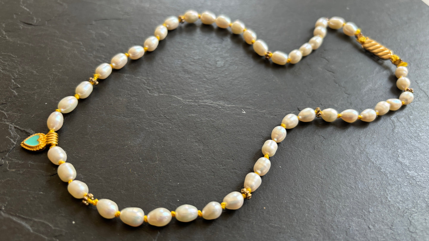 Collier de perles upcyclees sur fil de soie jaune - blissparis