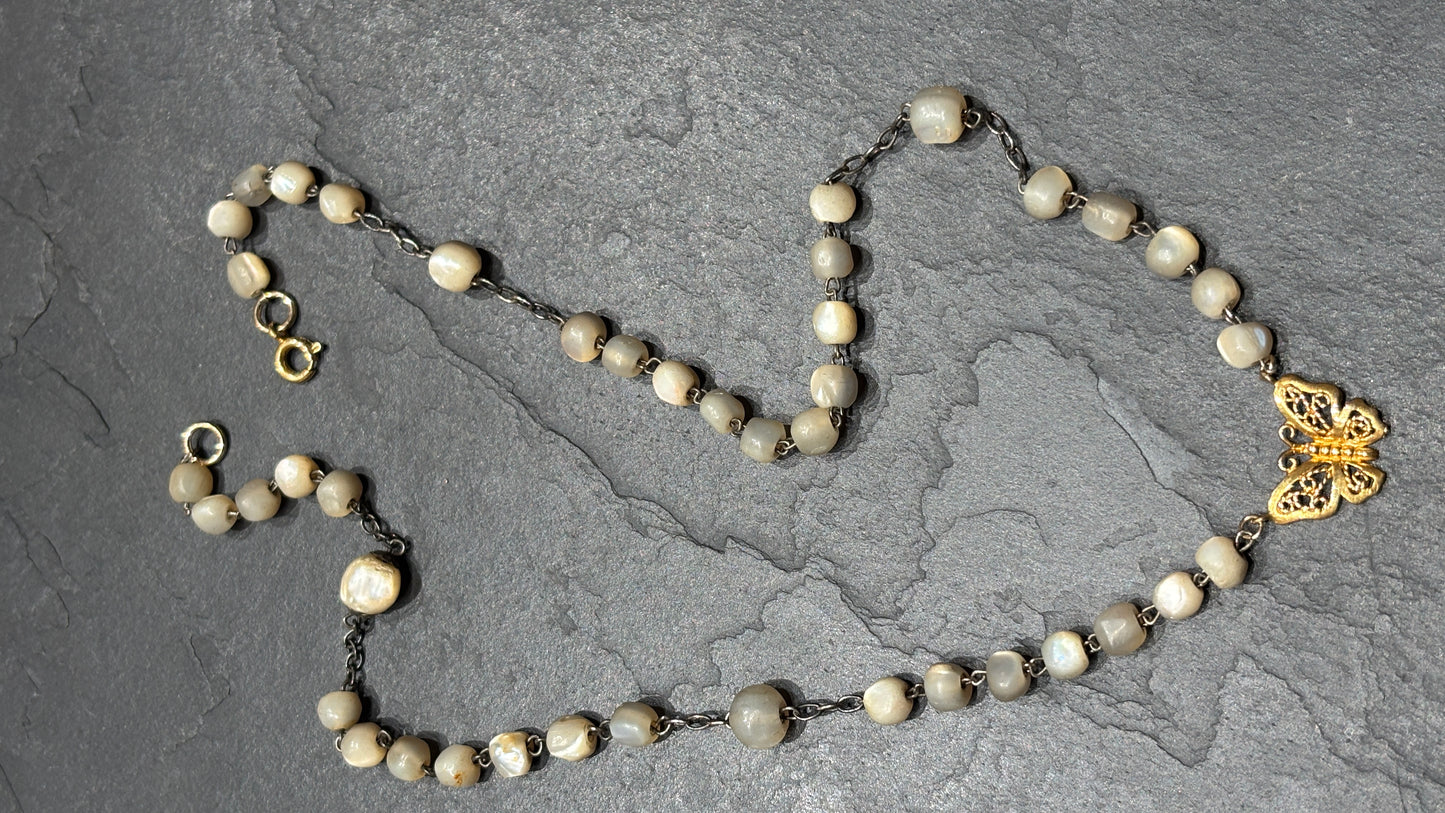 Collier chapelet en nacre et papillon en filigrane