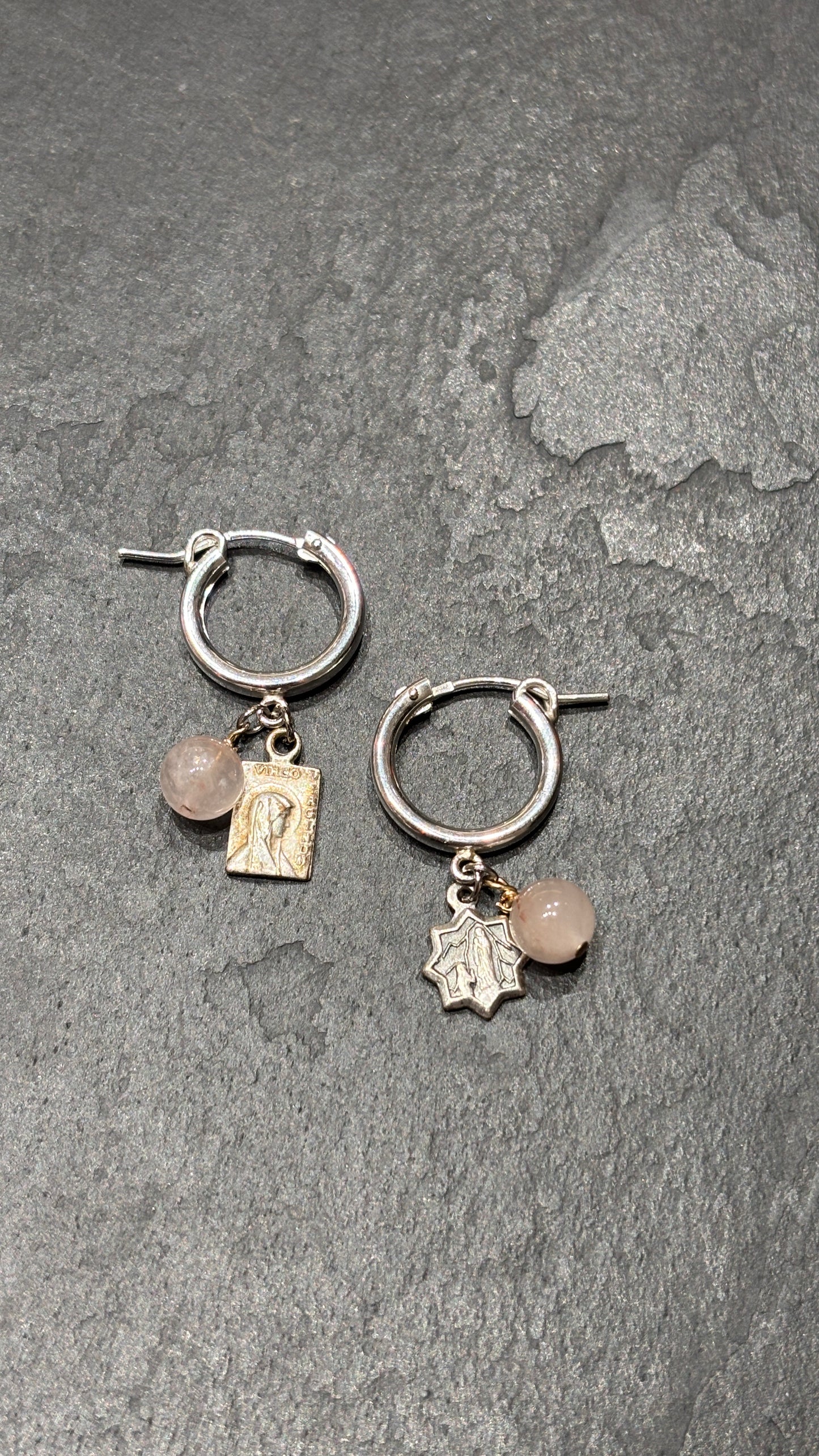 Mini créoles argent, quartz rose et médailles