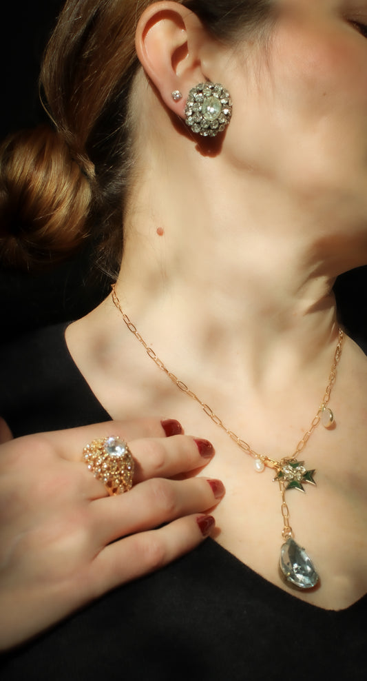 Collier lasso, large strass goutte, croix de Malte