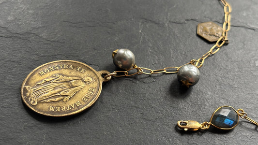 Collier lasso perles grises et médaillon de sainte Marie