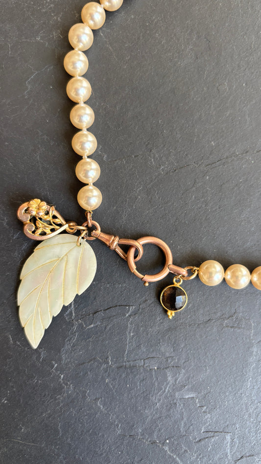 Collier de perles , feuille de nacre et pendentifs - blissparis
