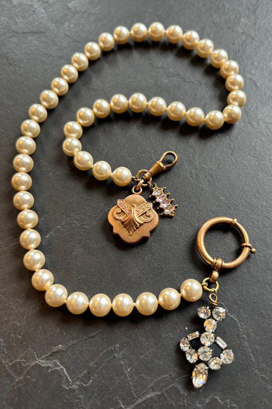 Collier de perles, strass et médaillon - blissparis