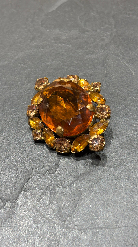 Broche en strass cognac