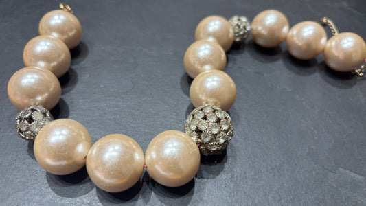 Collier de larges perles et strass