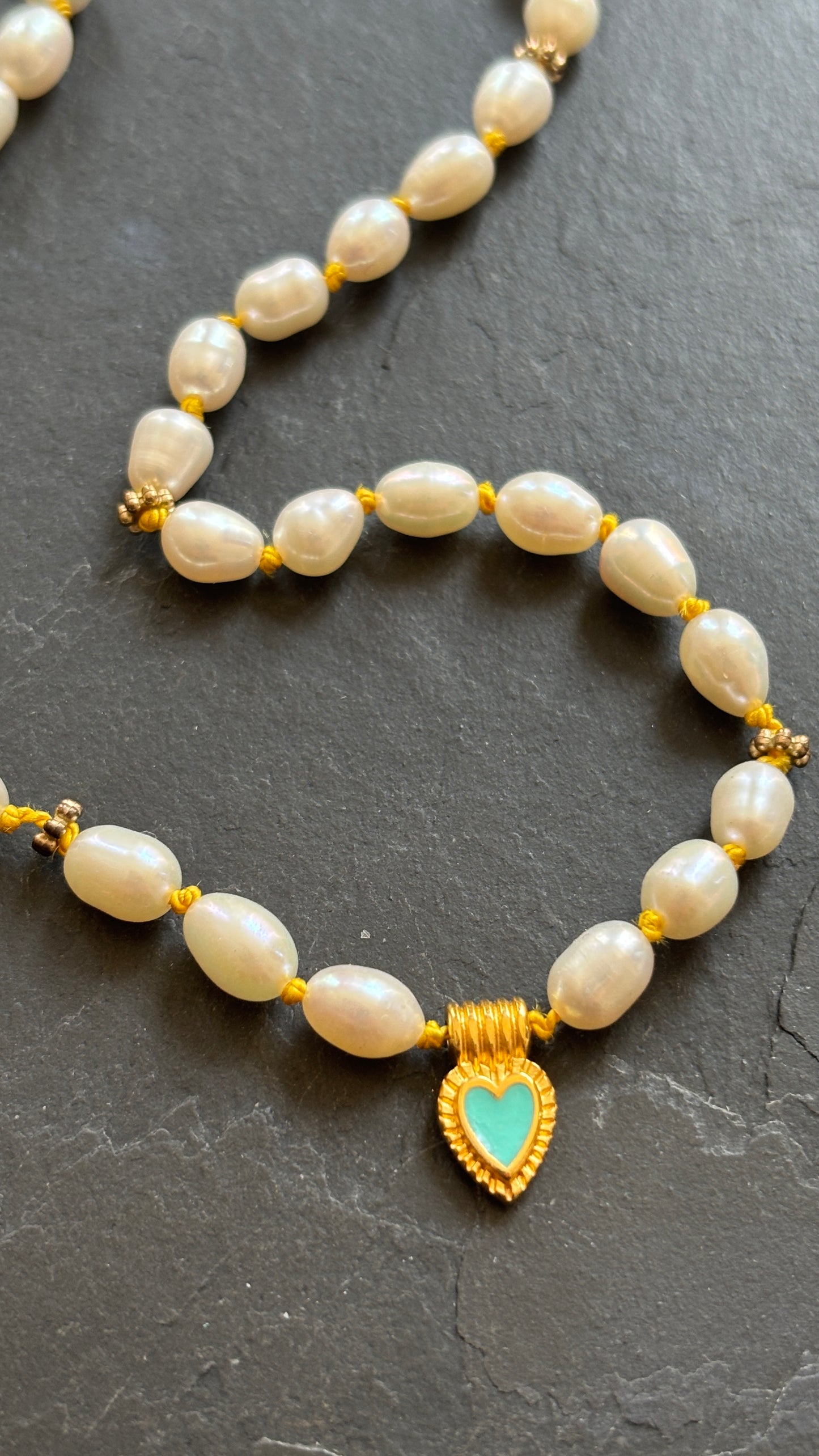 Collier de perles upcyclees sur fil de soie jaune - blissparis