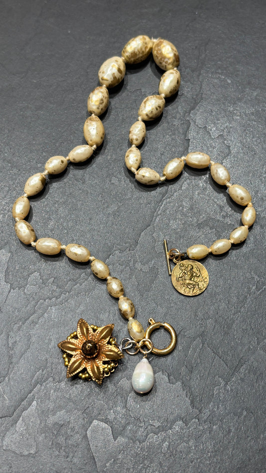 Collier de perles fantaisies , médaille de St Christophe, perle et fleur ancienne