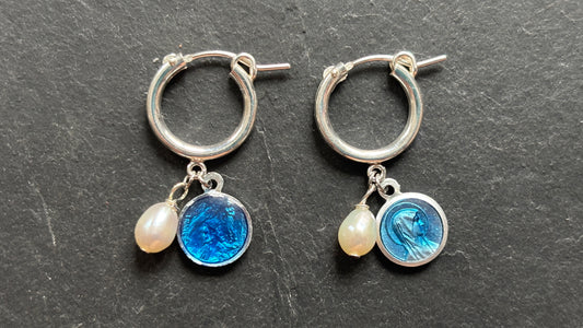 Mini créoles en argent , perles et médailles