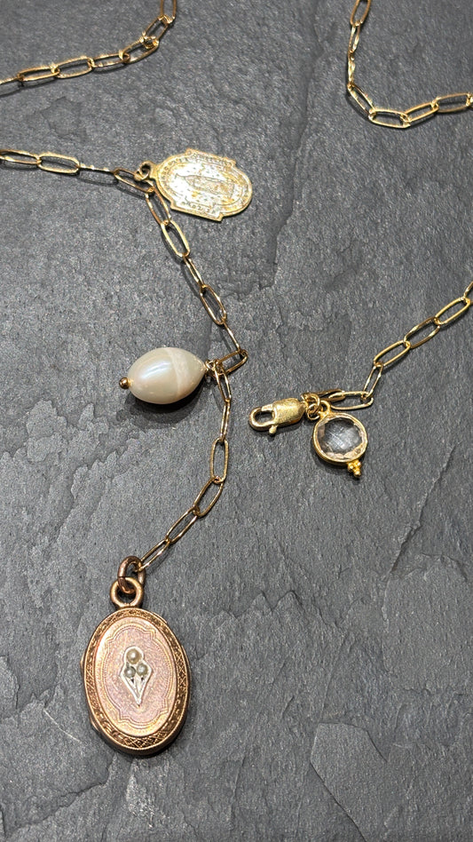 Collier lasso, médaillon à secret et perle