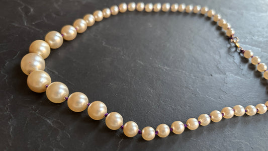 Collier de perles noué sur fil violet - blissparis