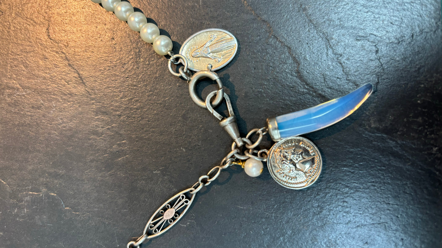 Collier chaîne de montre , perles et médailles - blissparis