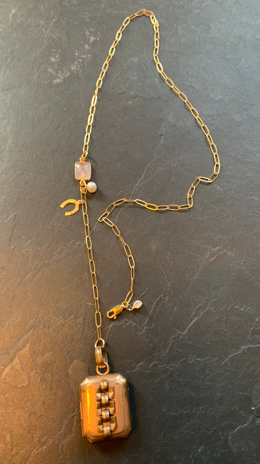 Collier médaillon secret Art Déco et quartz rose - blissparis
