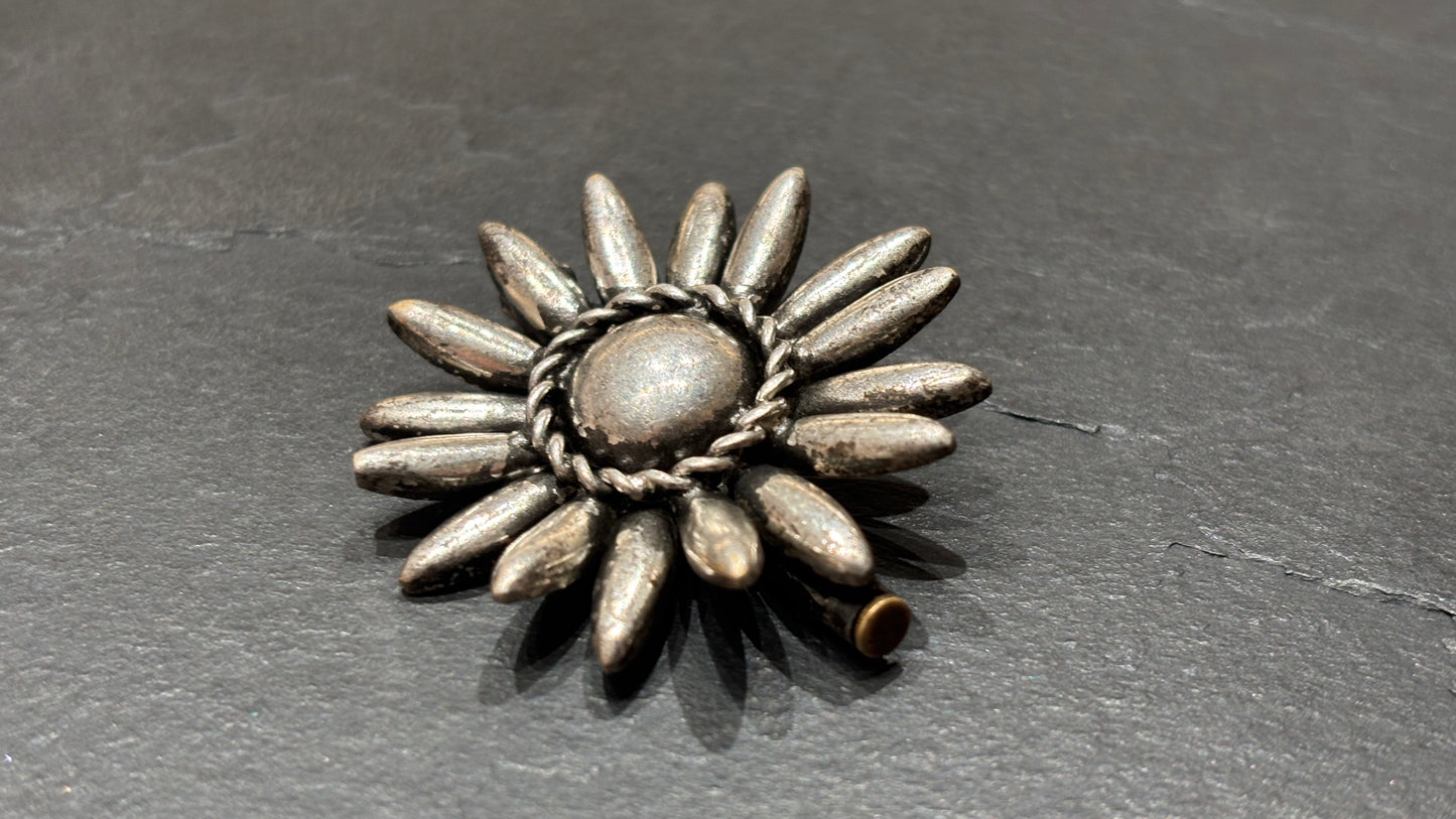 Broche Marguerite en métal argenté - blissparis