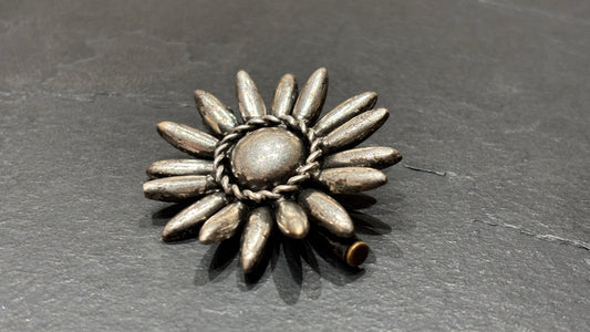 Broche Marguerite en métal argenté - blissparis