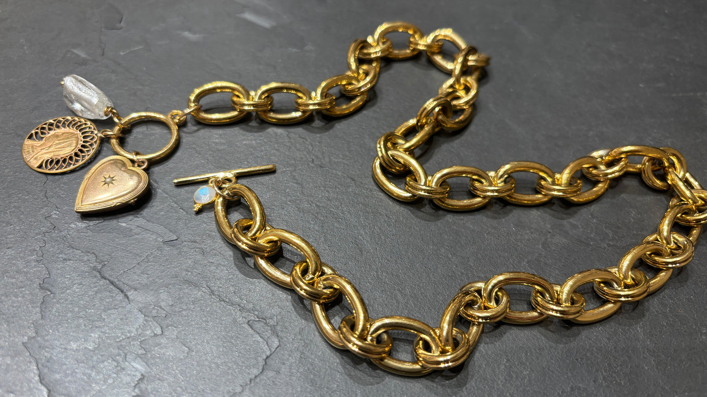 Collier grosse maille, pendentif à secret et Vierge au voile
