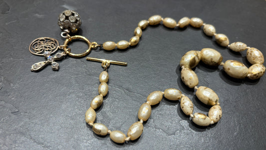 Collier de perles fantaisies, médailles et strass