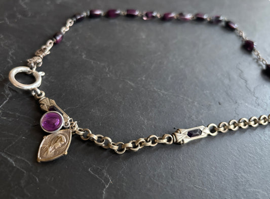 Collier chaîne de montre Art Deco , chapelet violet et médailles - blissparis