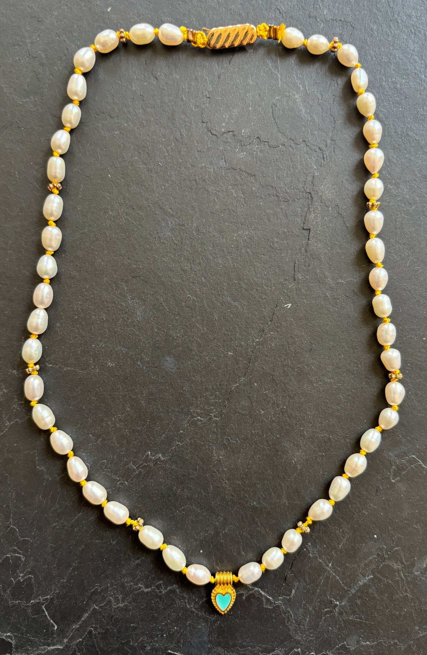 Collier de perles upcyclees sur fil de soie jaune - blissparis