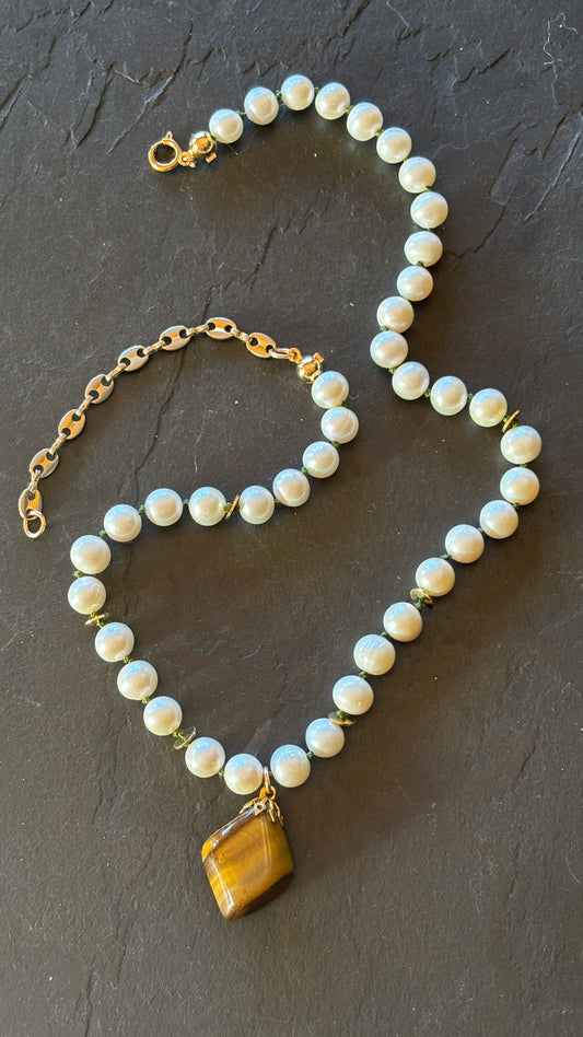 Collier de perles sur fil vert et Oeil de tigre