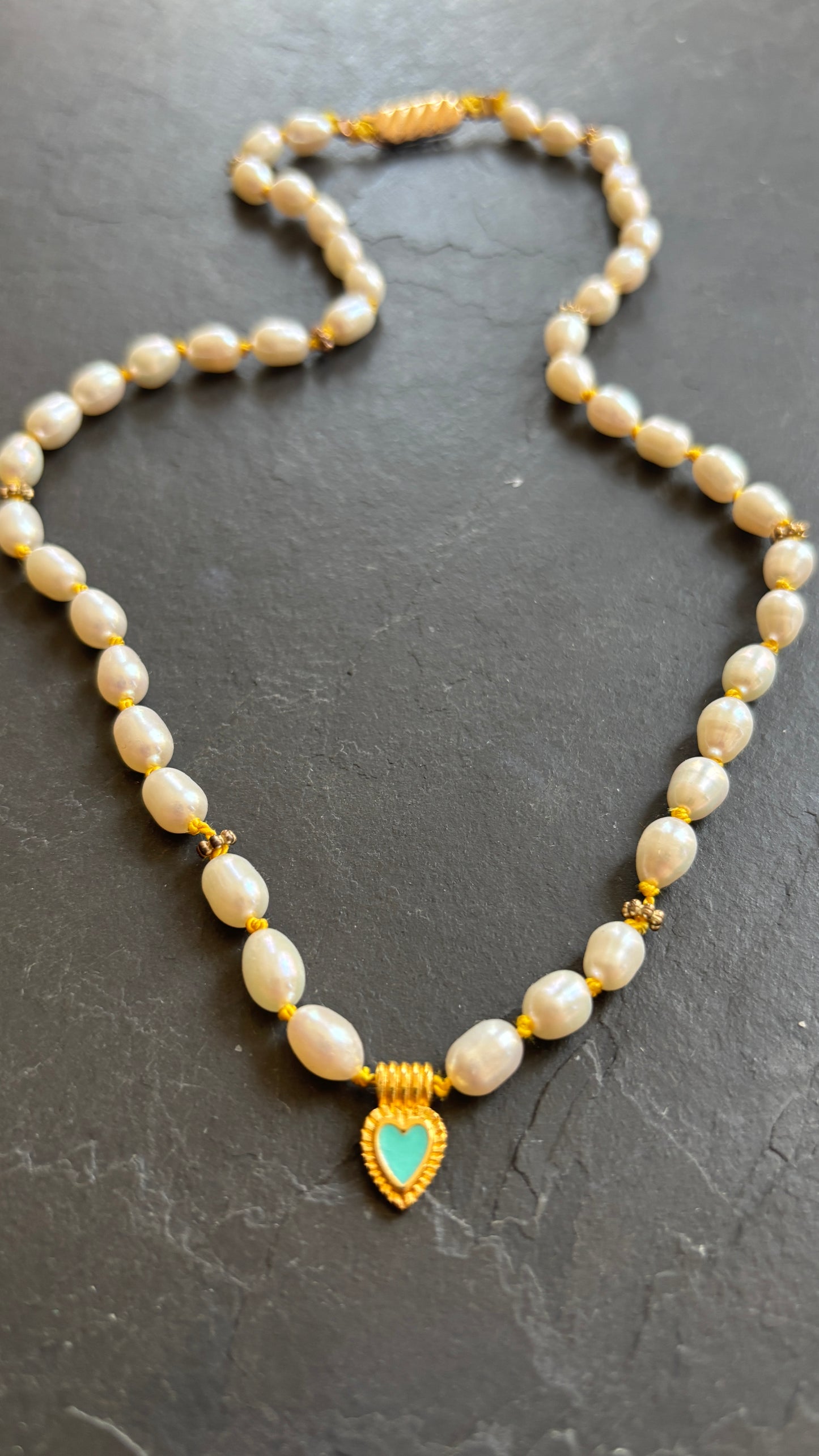Collier de perles upcyclees sur fil de soie jaune - blissparis