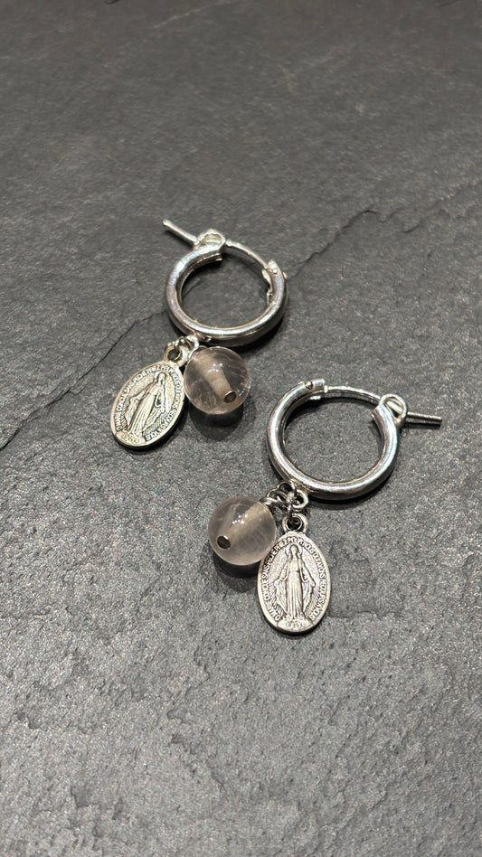 Mini créoles, quartz rose et médailles miraculeuses