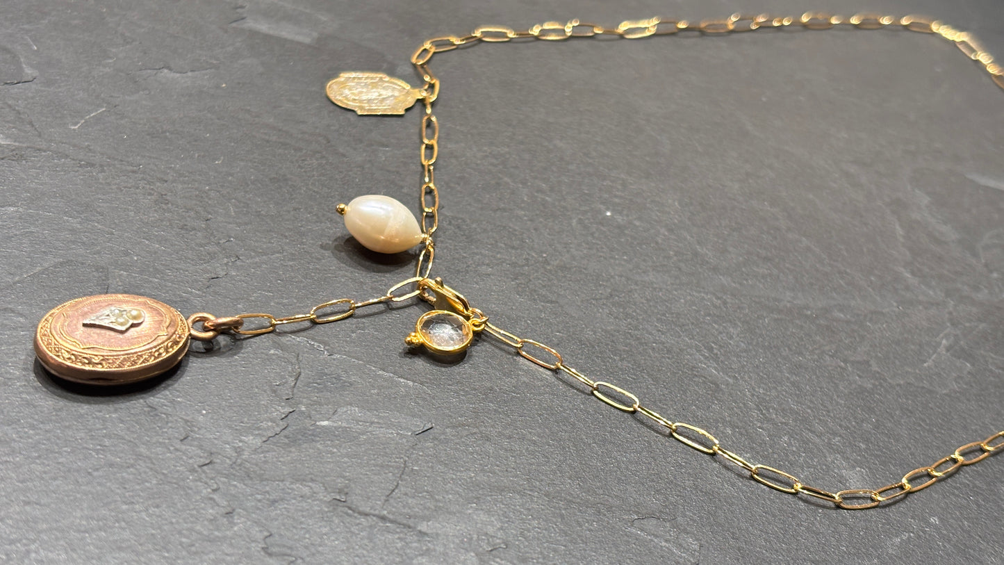 Collier lasso, médaillon à secret et perle