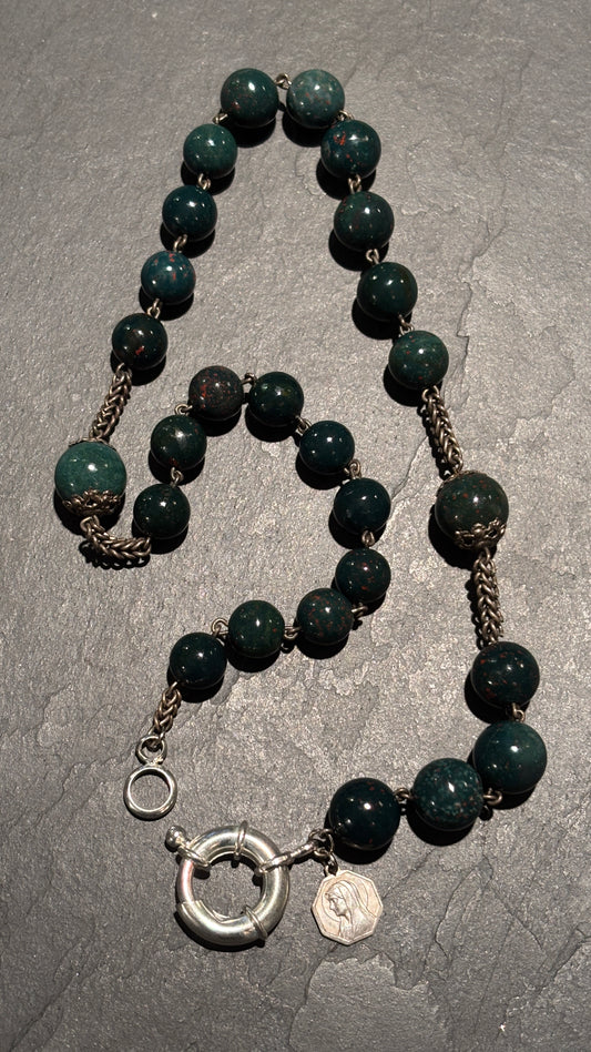 Collier chapelet en Calcédoine et Vierge au Voile - blissparis