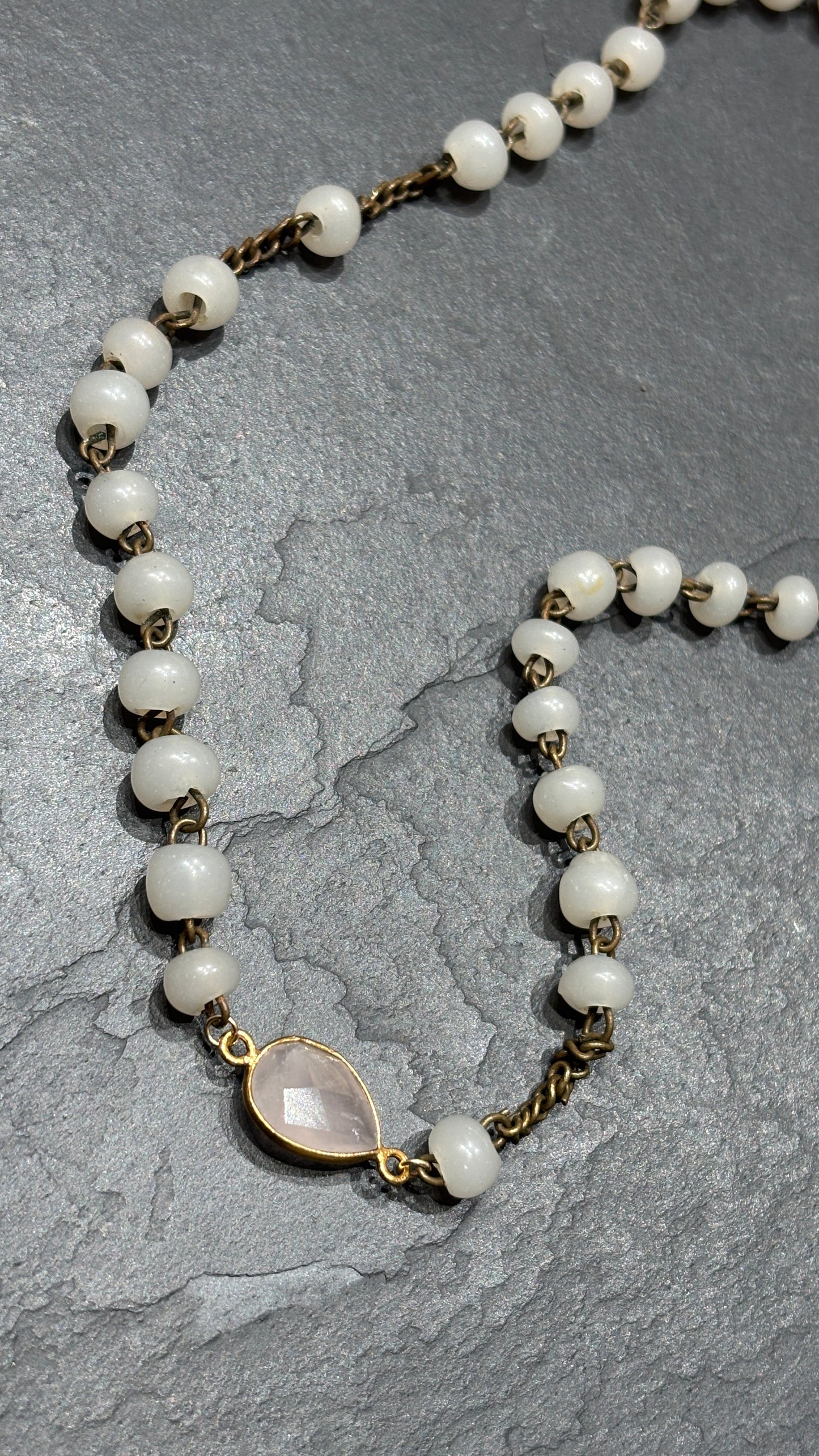 Collier chapelet blanc et goutte en quartz rose