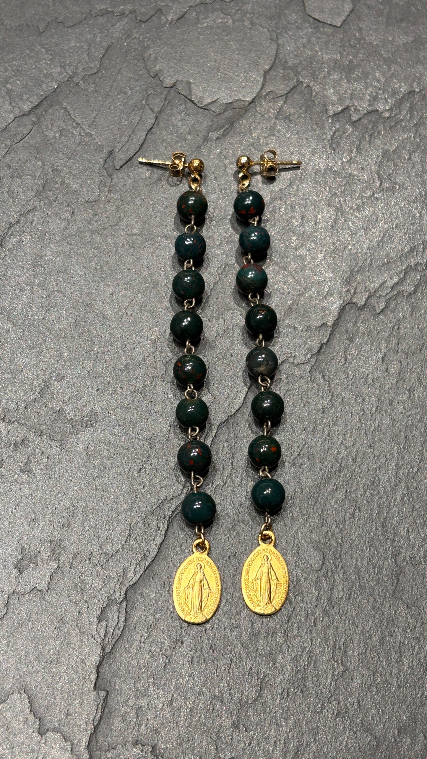 Pendants en calcédoine et médailles miraculeuses