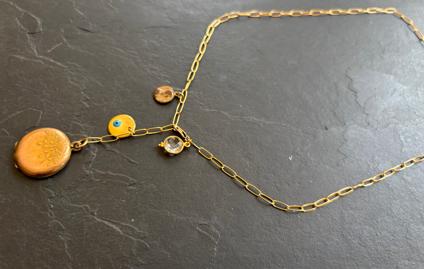 Collier lasso, cristal de roche et médaillon à secret ancien - blissparis
