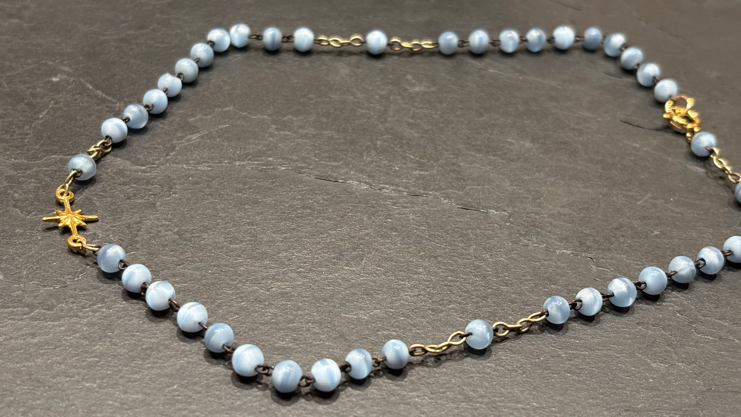 Collier chapelet bleu pale et étoile plaquée or
