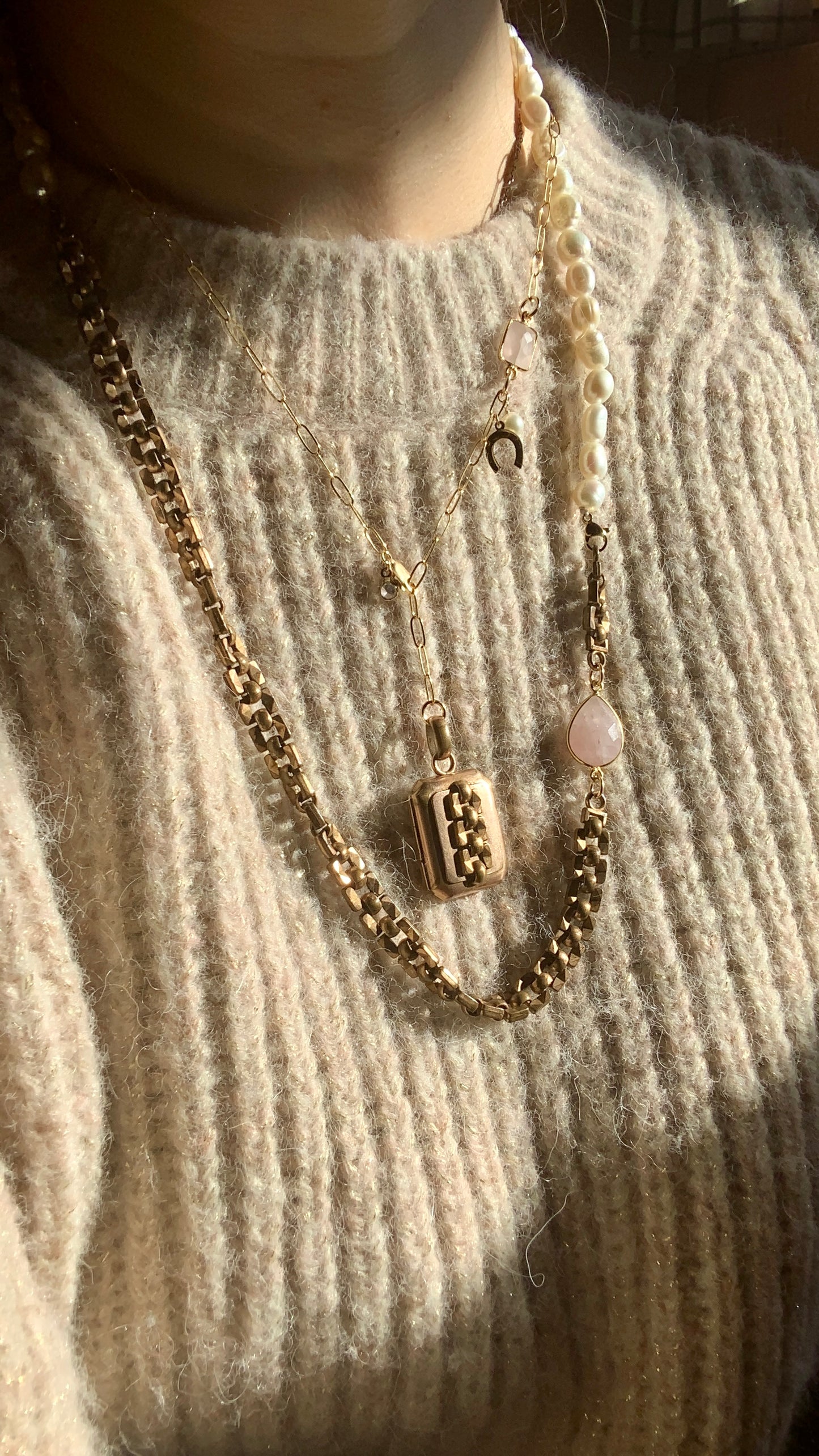 Collier médaillon secret Art Déco et quartz rose - blissparis