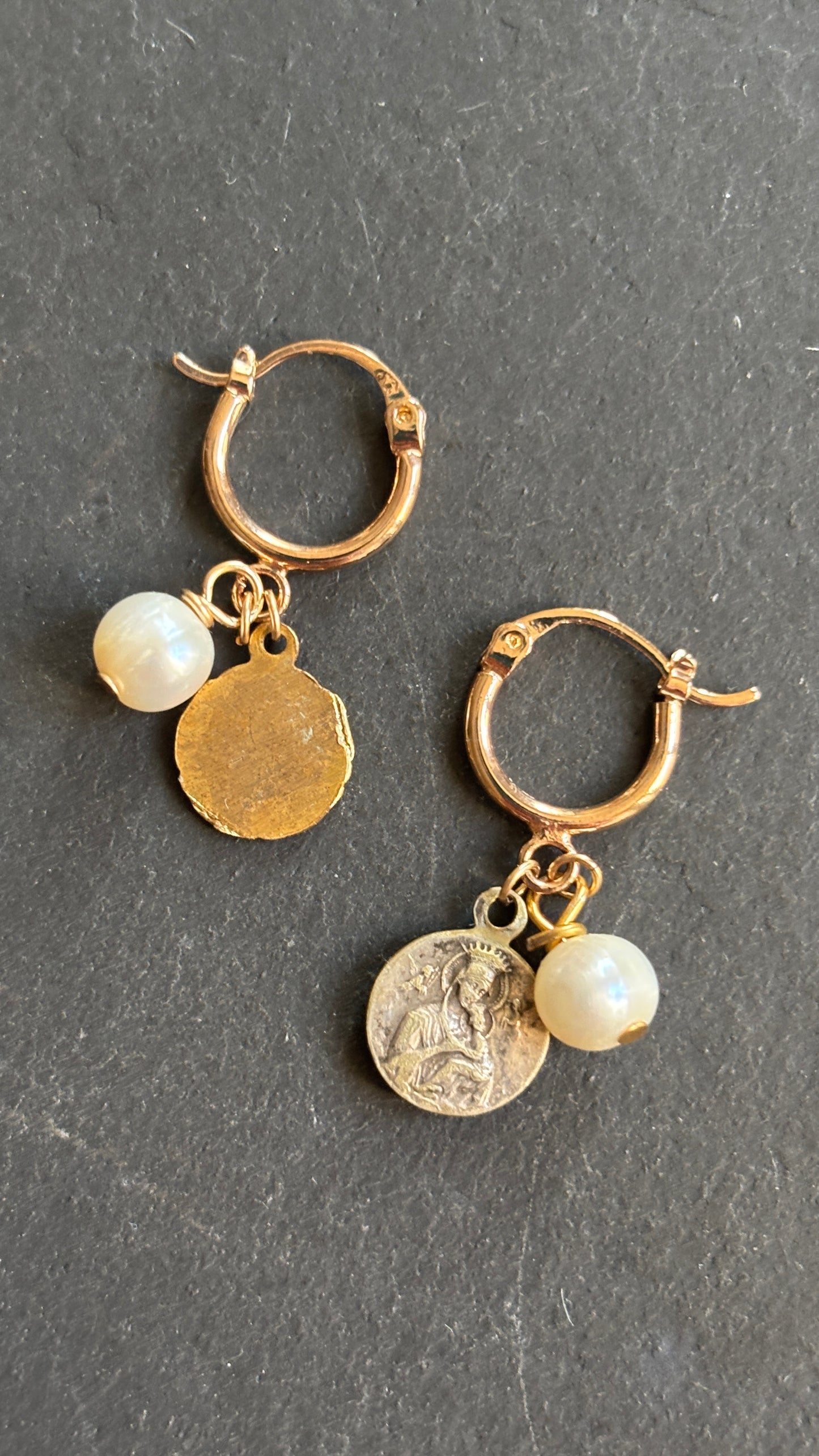 Mini créoles goldfilled, perles et médailles - blissparis