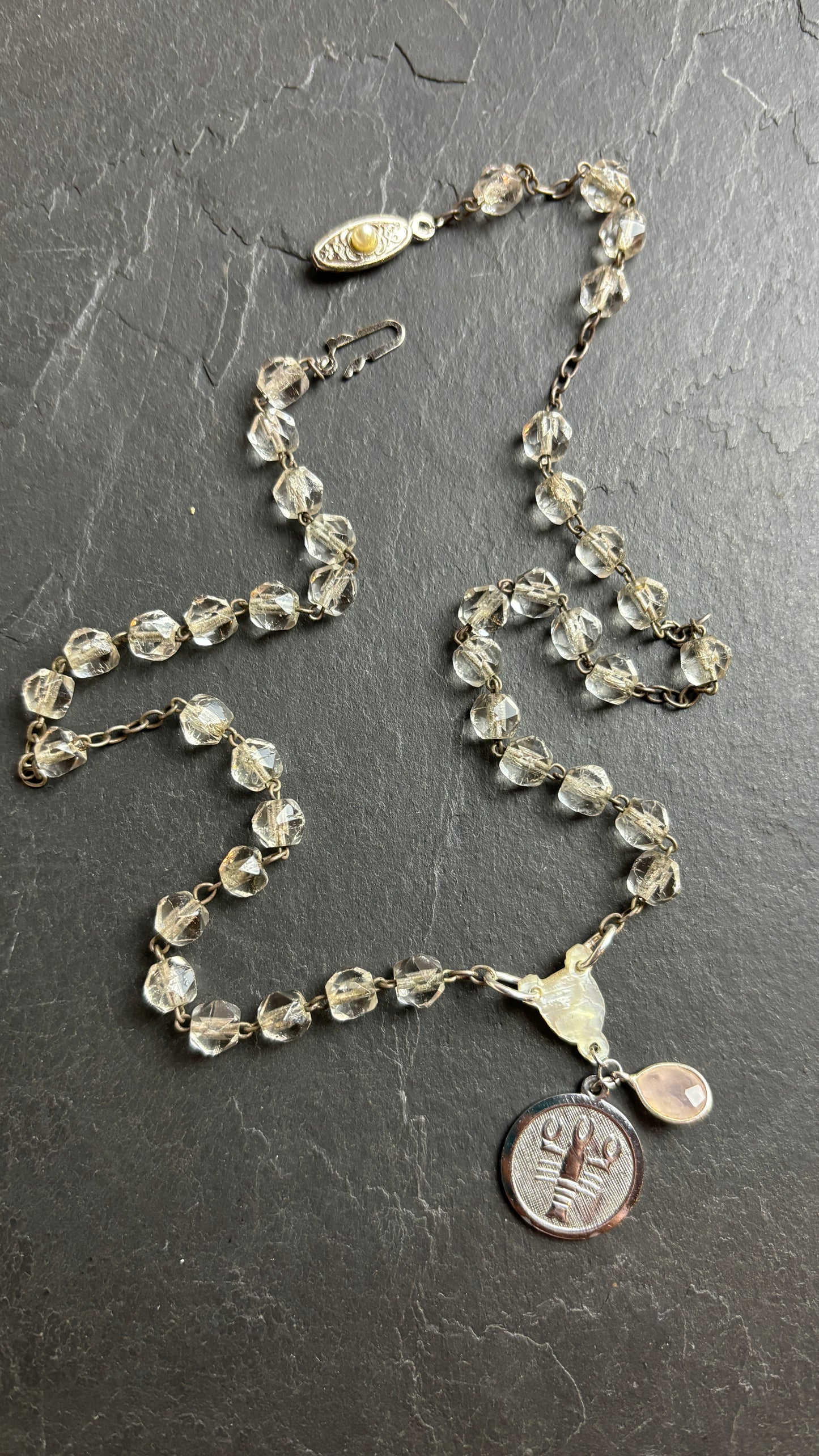 SCORPION . Collier chapelet , nacre et quartz rose - blissparis