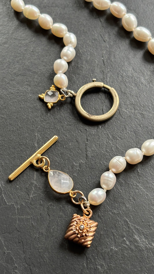 Collier de perles d’eau douce, quartz rose et médaillon ancien
