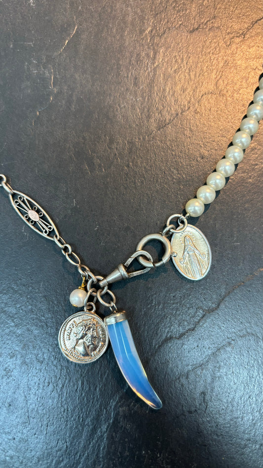 Collier chaîne de montre , perles et médailles - blissparis