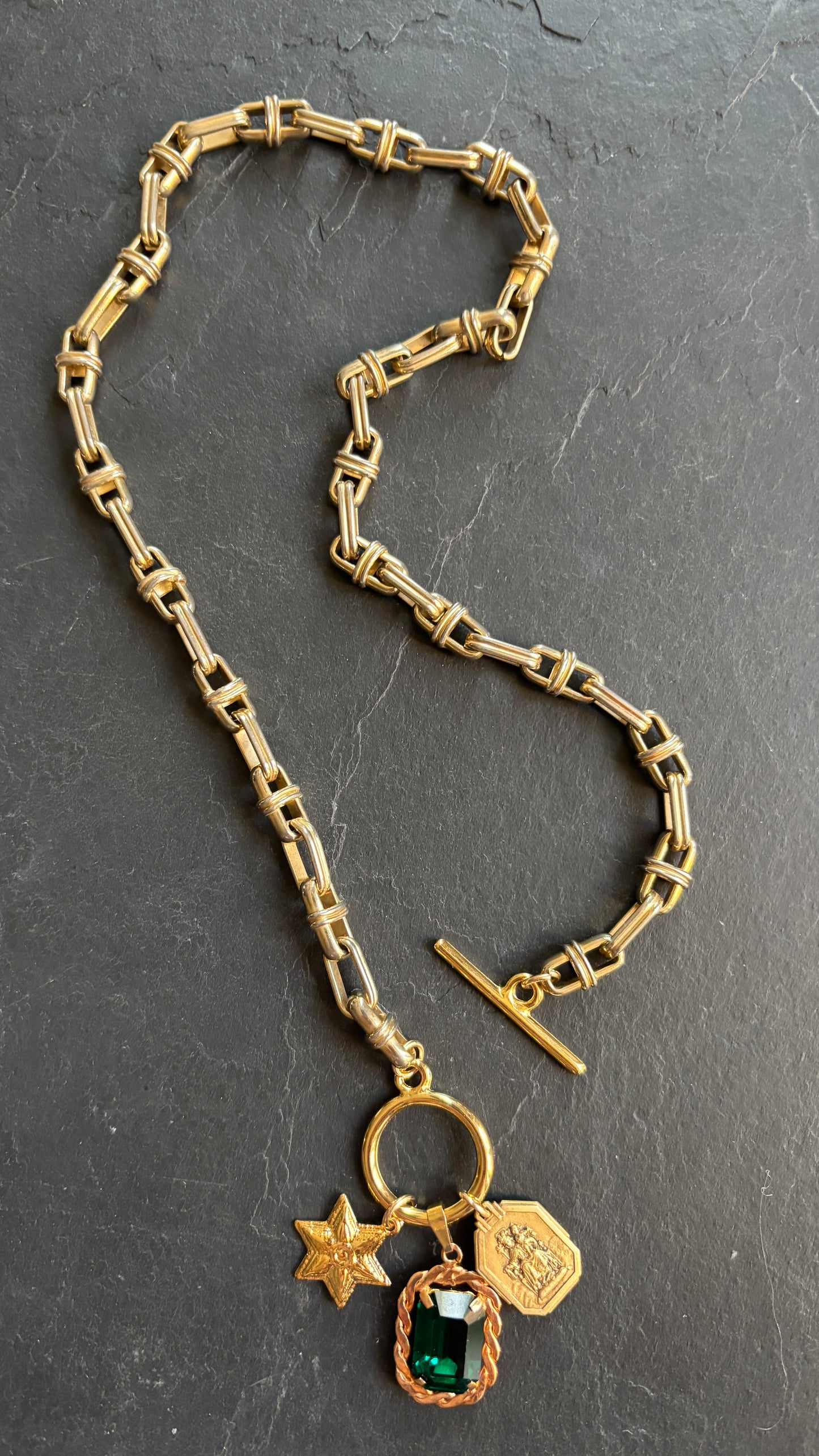 Collier chaîne 70s, pendentif en strass vert et médailles - blissparis