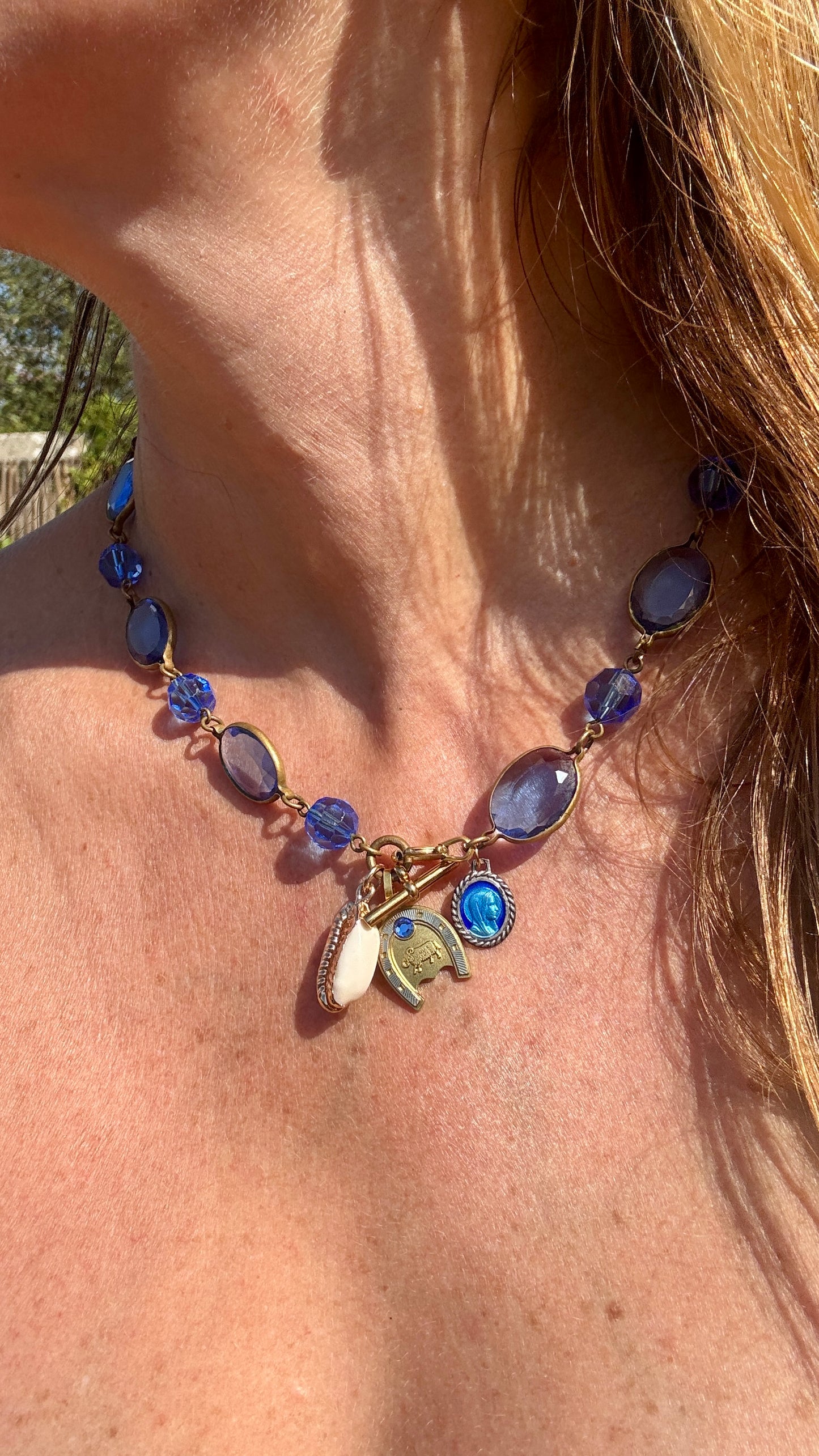 BELIER. Collier en verre bleu, médaille du zodiaque et coquillage. - blissparis