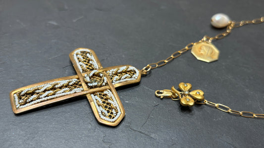 Collier lasso, trèfle et croix perlée