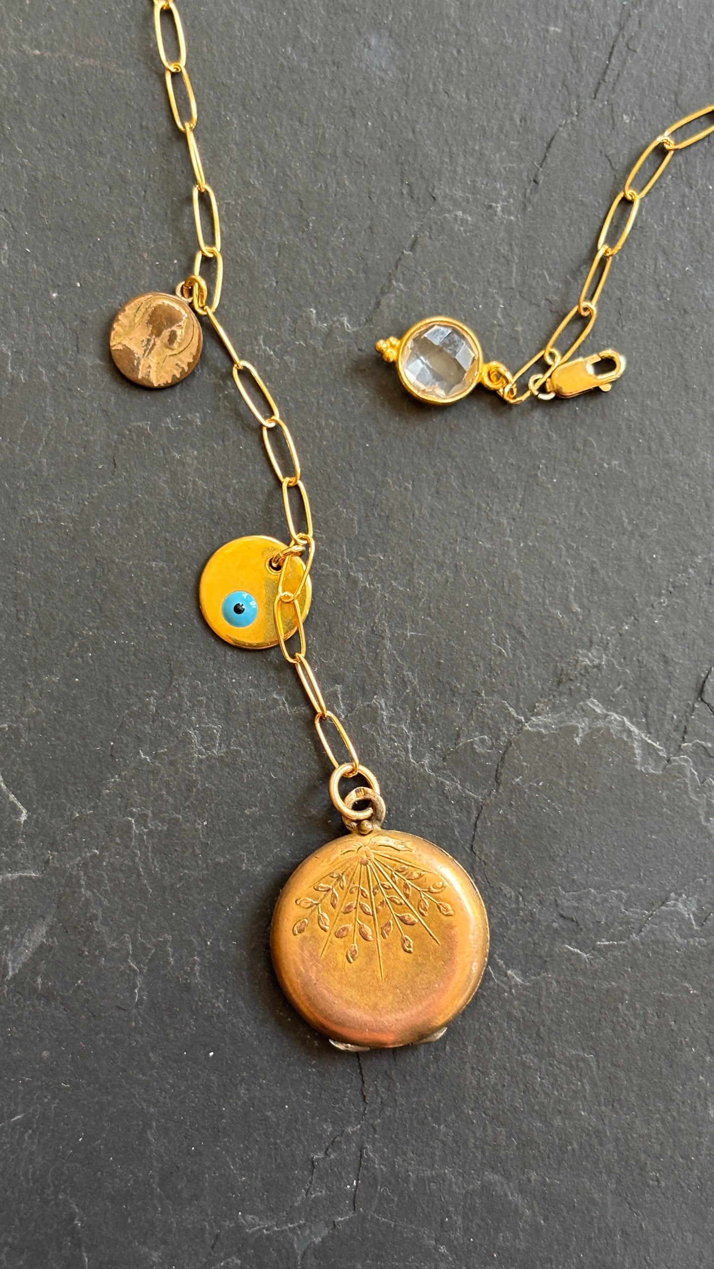 Collier lasso, cristal de roche et médaillon à secret ancien - blissparis